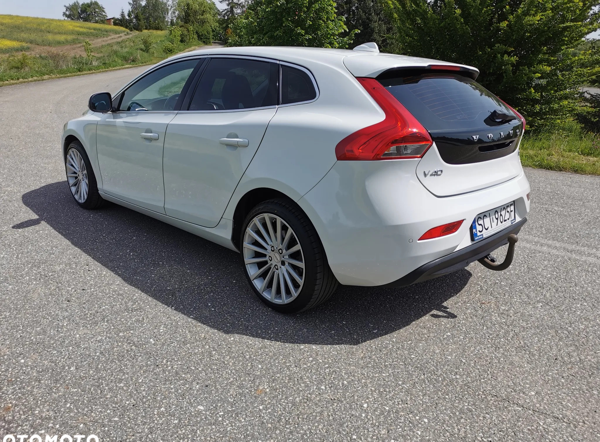 Volvo V40 cena 42300 przebieg: 233783, rok produkcji 2015 z Ustroń małe 92